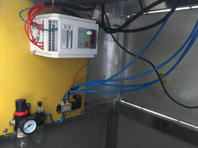 vnútri ropp capping machines.jpg