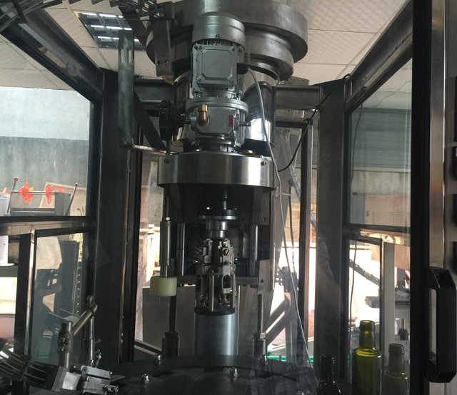 vnútri ropp capping machines.jpg