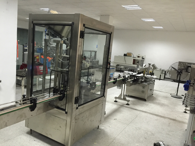 etiketovací stroj caping line.jpg