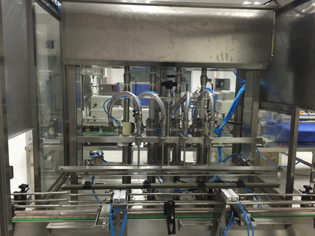 štyri hlavy plniace stroje.jpg