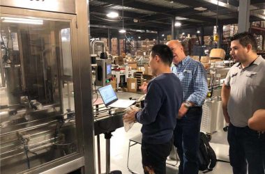 Popredajné inštalačné stroje