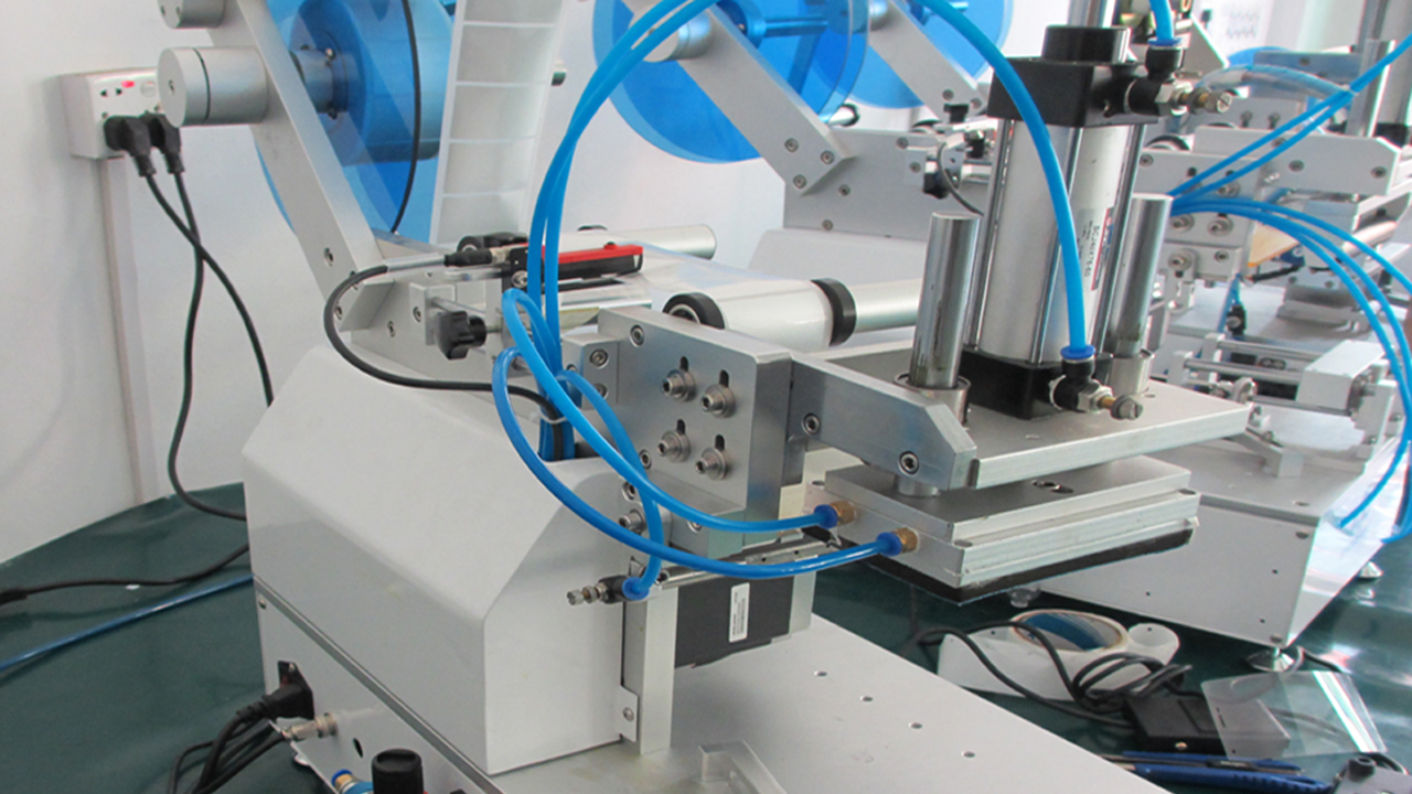 Vrecká s hubicou Poloautomatický stroj na označovanie plastových vrecúšok na plochý povrch