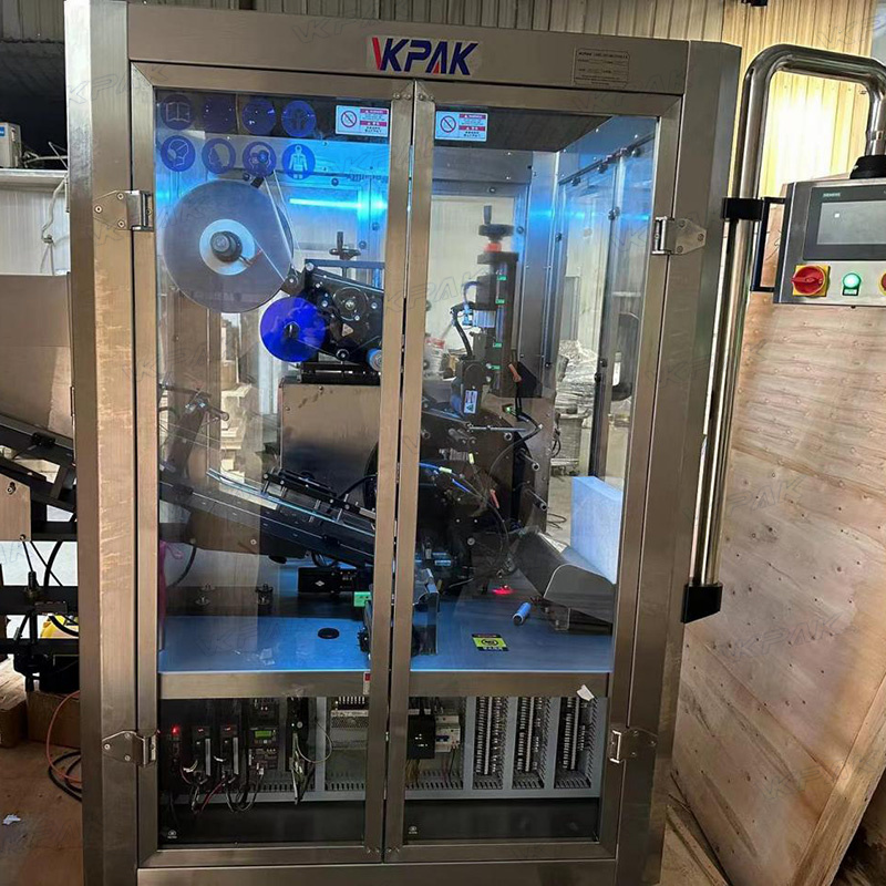 Automatický stroj na označovanie plastových mäkkých rúrok so systémom podávania rúrok