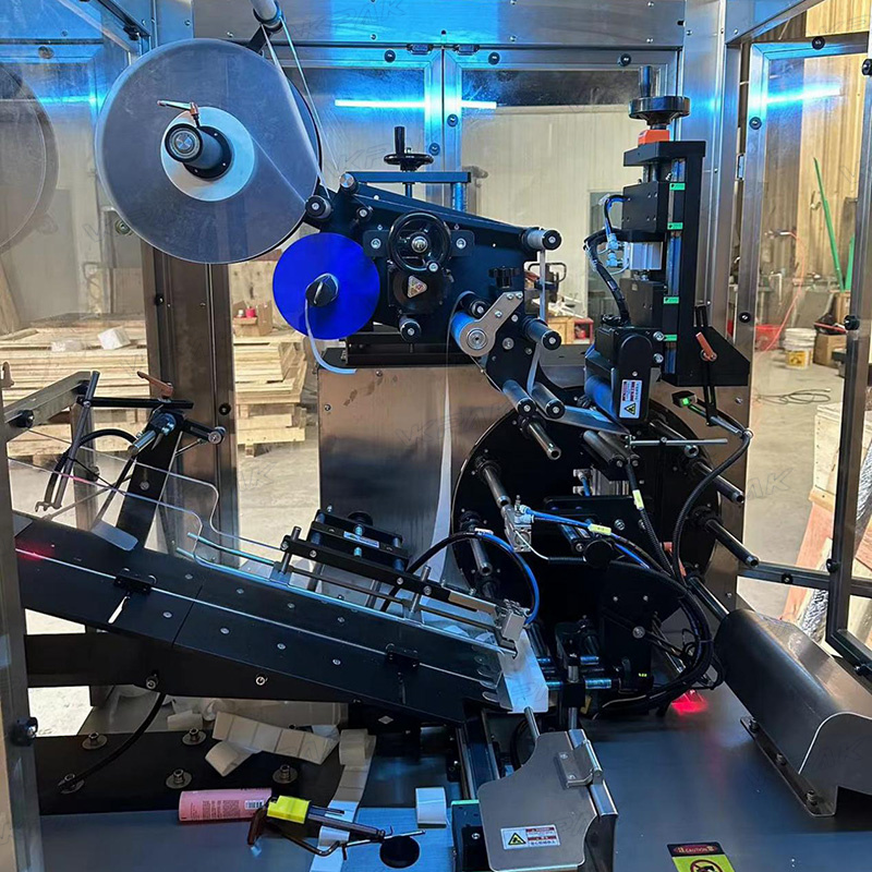 Automatický stroj na označovanie plastových mäkkých rúrok so systémom podávania rúrok