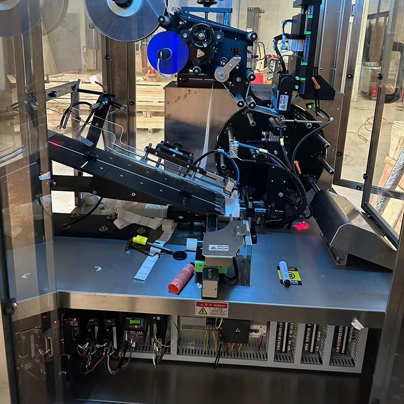 Automatický stroj na označovanie plastových mäkkých rúrok so systémom podávania rúrok