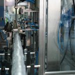 Automatický stroj na plnenie uzáverov na balenie do škatúľ