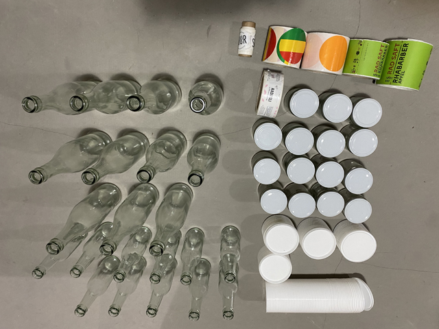 fľaše rolky etikety vrchnáky vzorky.JPG