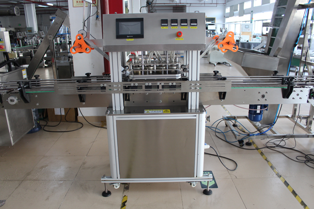 Stroj na uzatváranie pohárov (3).JPG