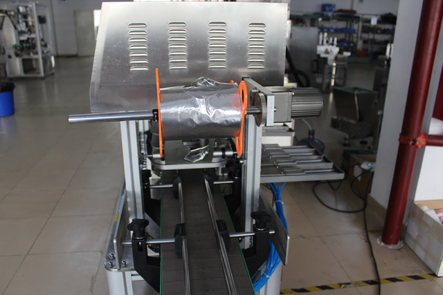 Stroj na uzatváranie pohárov (1).JPG