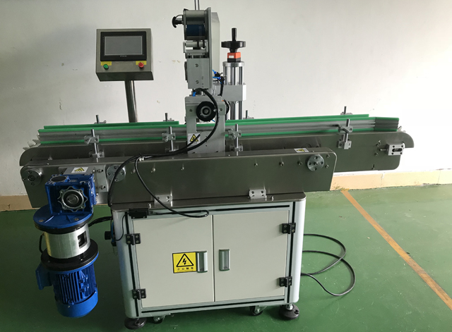 etiketovací stroj na rúž customed.jpg