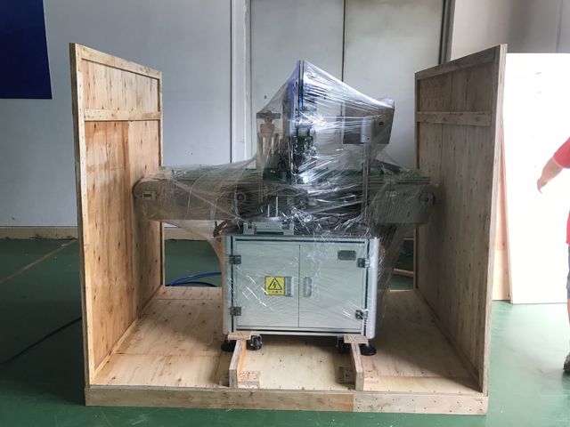 stroj na označovanie rúžov.jpg