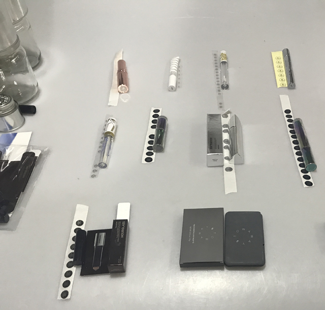 etikety a kozmetické výrobky na rúž.jpg