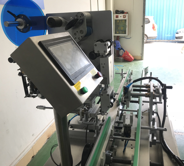 bočný obrázok na modeli VK-LBL labeller.jpg