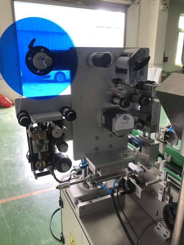 etiketovací stroj s tlačiarňou.jpg