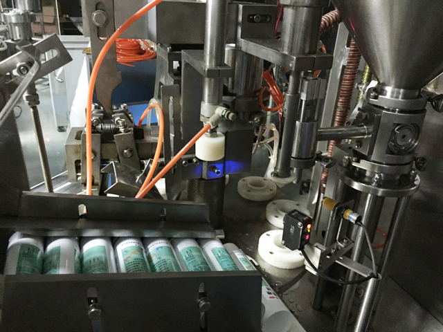 tubes holding feeding system automatický systém podávania rúrok na tesnenie plnenia.jpg