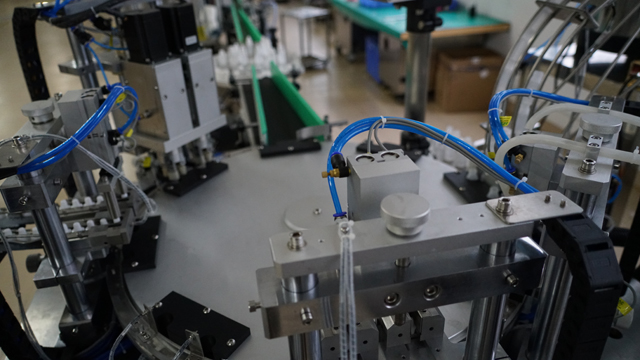 rotačná plnička capper.jpg