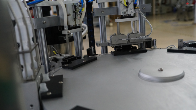 plniace trysky close shot.jpg