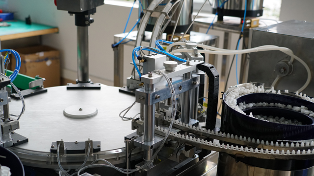 ROTAČNÉ plnenie tekutiny do plastových fliaš.jpg