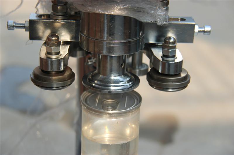 zariadenie na tesnenie plechoviek.jpg