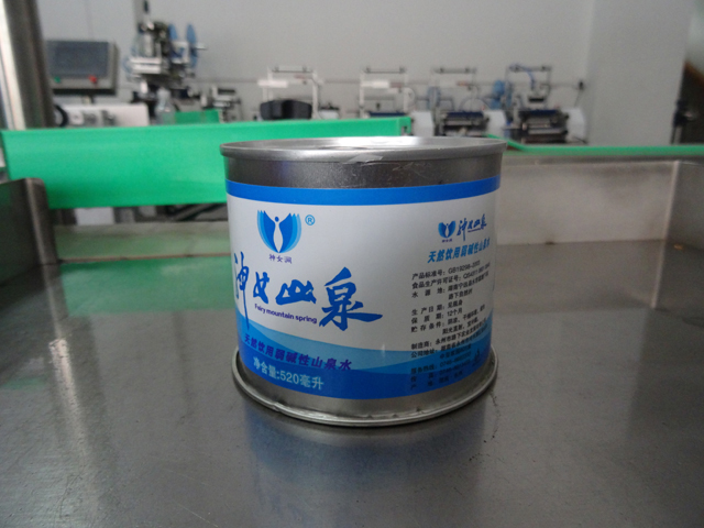 stroje na uzatváranie plechoviek.jpg