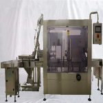 Automatický inline stroj na vákuové uzatváranie pohárov s detektorom kovov