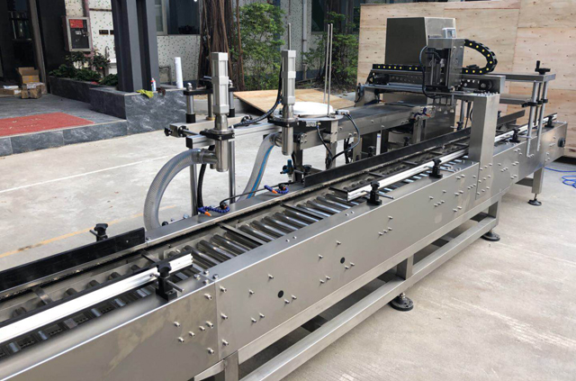 plniaci stroj na uzatváranie vedra s olejom.jpg