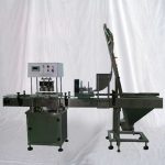 Automatický lineárny vákuový uzatvárací stroj pre sklenené nádoby v potravinárskom priemysle