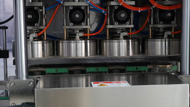 4 HLAVY Capper vákuum.jpg