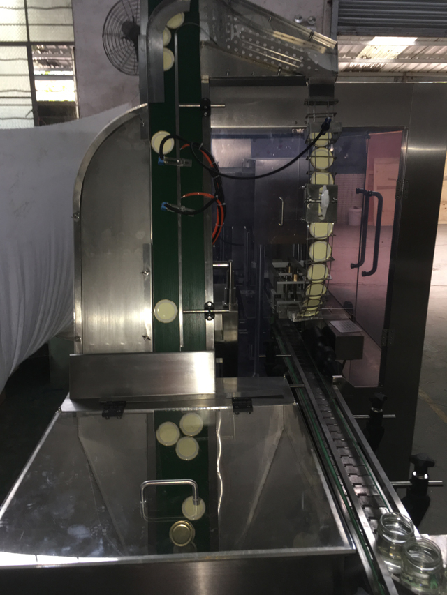 zaváracie poháre proces vákuového uzatvárania uzáverom.JPG