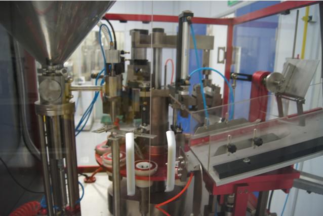 automatic tubes filling sealing machine for toothpaste zásobná nádrž.jpg