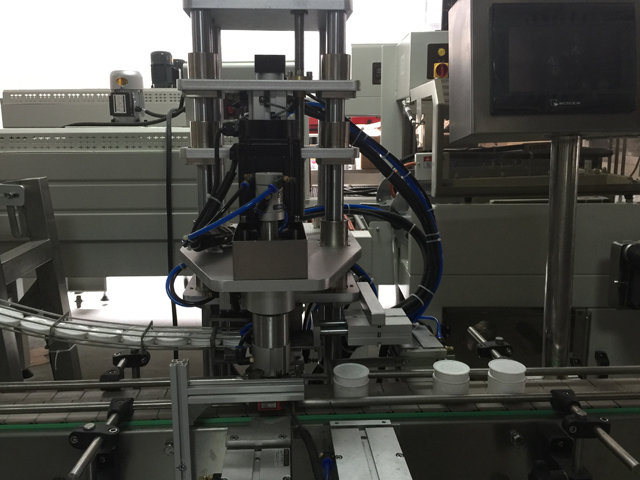 stroj na uzatváranie pohárov.jpg