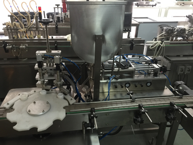 stroj na plnenie dvoch pohárov.jpg