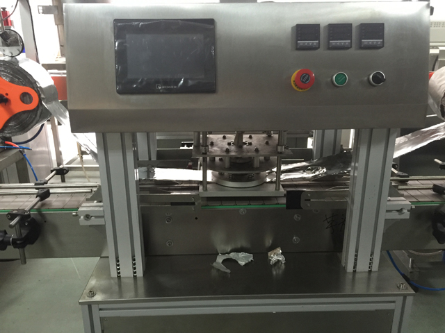 stroj na uzatváranie pohárov.jpg