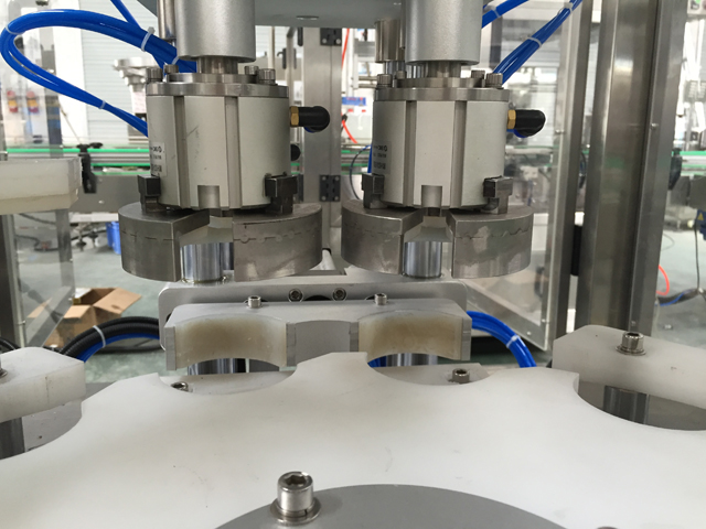 Vákuový uzatvárací stroj.jpg