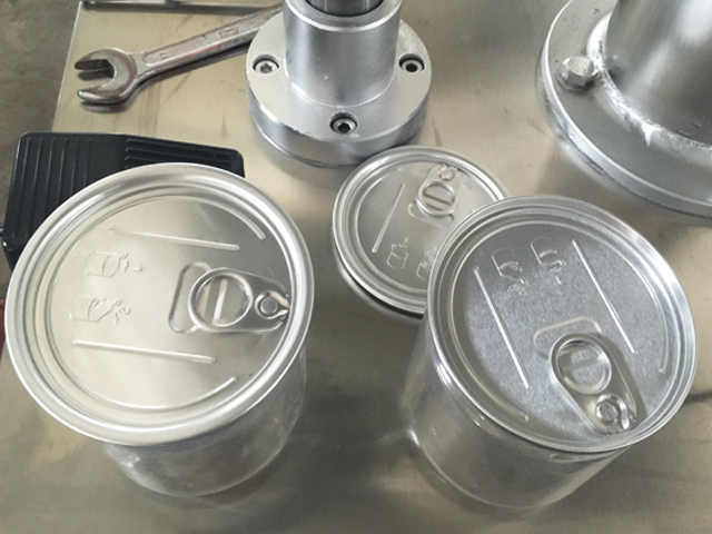 stroj na uzatváranie kovových plechoviek.jpg