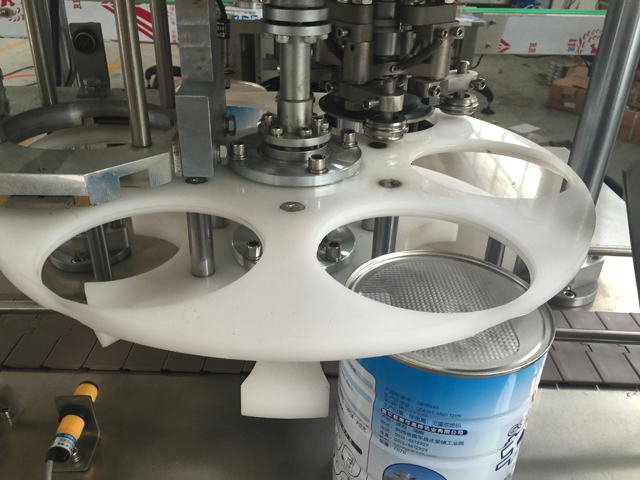 zavárací stroj na kovové plechovky.jpg