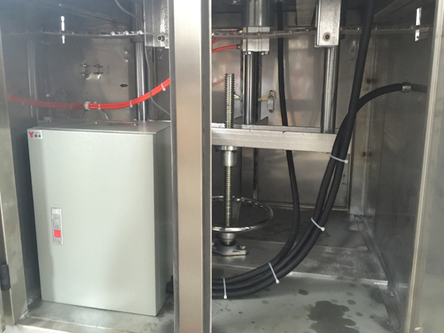 stroj na uzatváranie uzáverov vnútri plechoviek.jpg