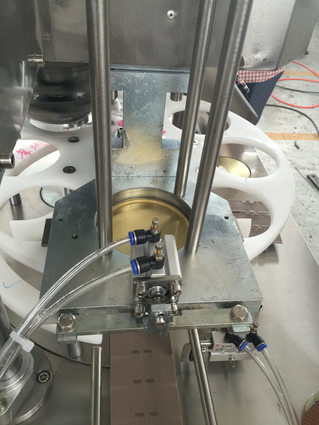 stroje na uzatváranie plechoviek.jpg