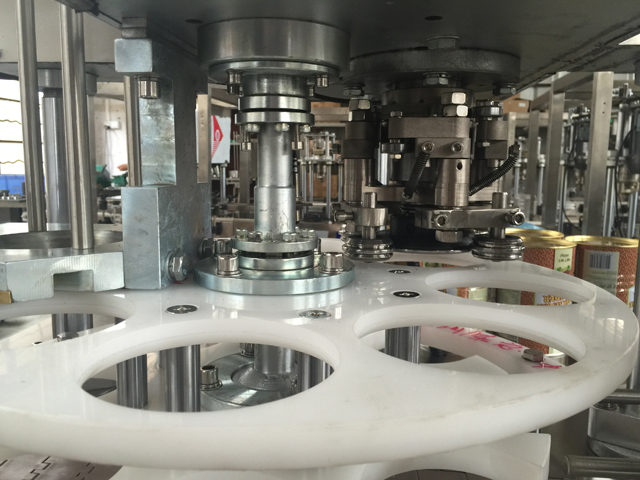 poloha plechoviek počas tesnenia plechoviek.jpg