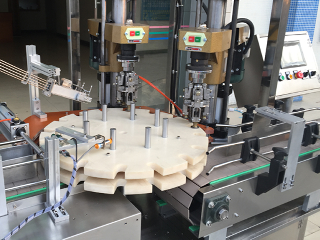 capping head dvojhlavý skrutkový uzáver.jpg