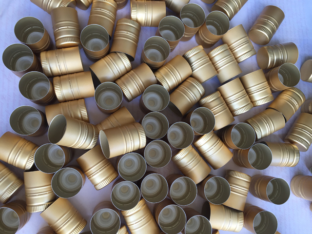 caps samples sent from usa customer for capping machine hliníkové čiapky.jpg