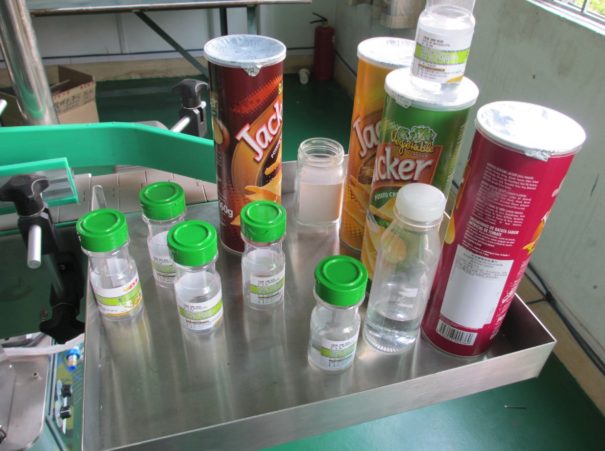 automatic vertical round bottle labeling equipment ŠTÍTKOVAČKA KRUHÝCH PLECHOV ETIKETTIERMASCHINE.jpg