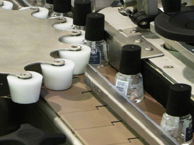 fľaše s otočným hviezdicovým kolesom na etiketovanie.jpg