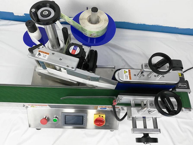 Stolný štítkovač