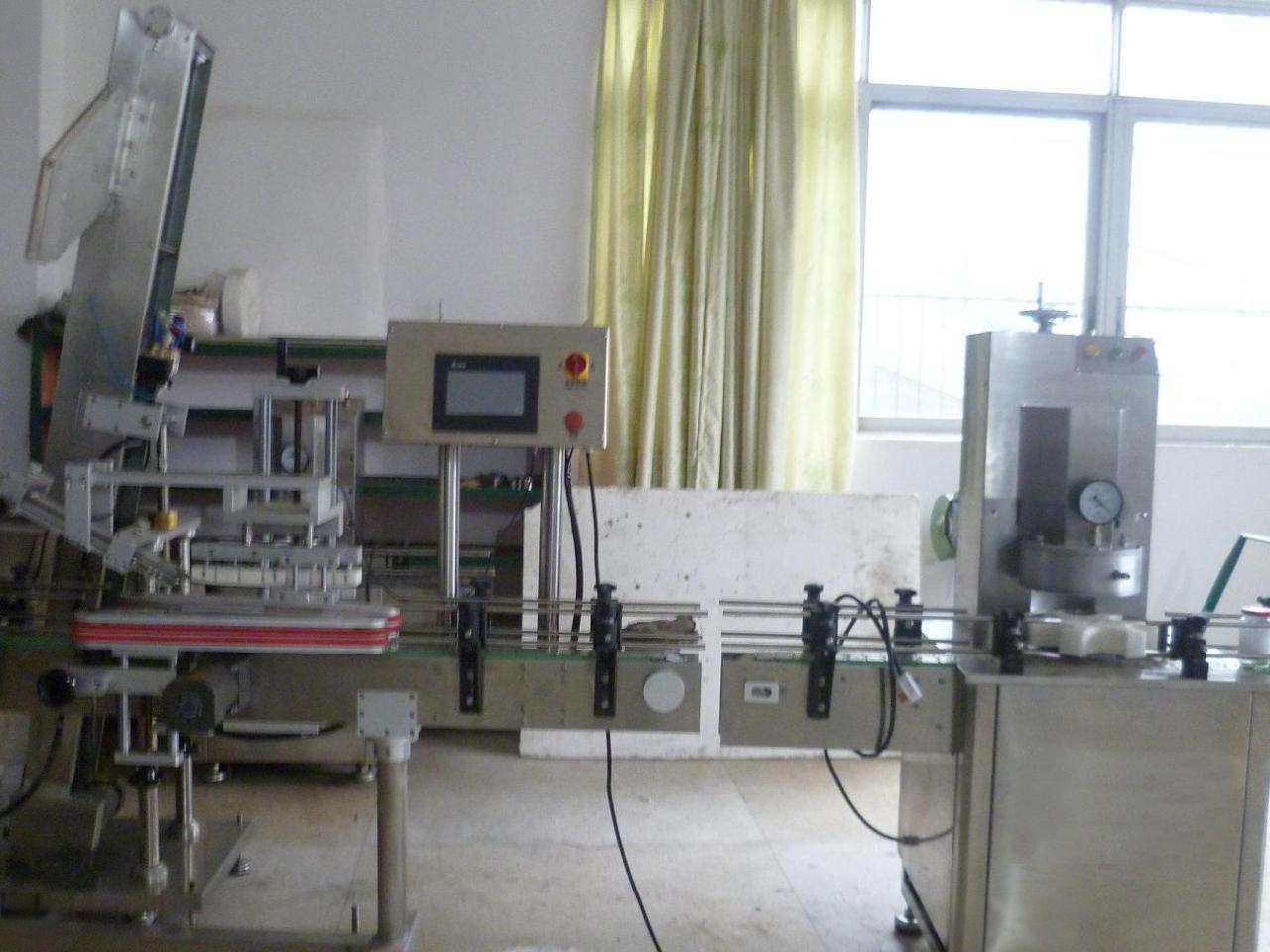 vacuum capping machine with cap placement vákuový uzáver na sklenenú nádobu.JPG