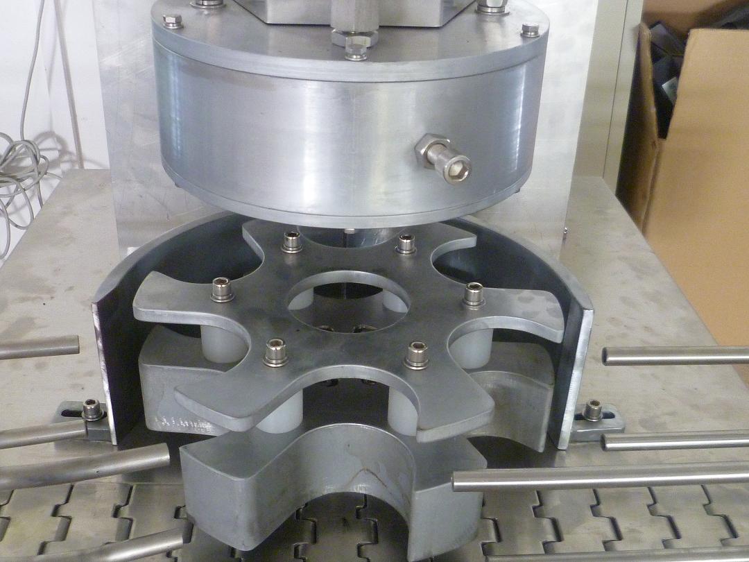 rotary vacuum capper machinery vákuový uzatvárací stroj rotačná hlava.JPG