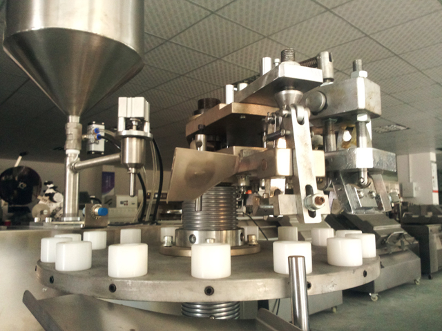 metal tubes filling folding machine stroje na plnenie trubíc skladom.jpg