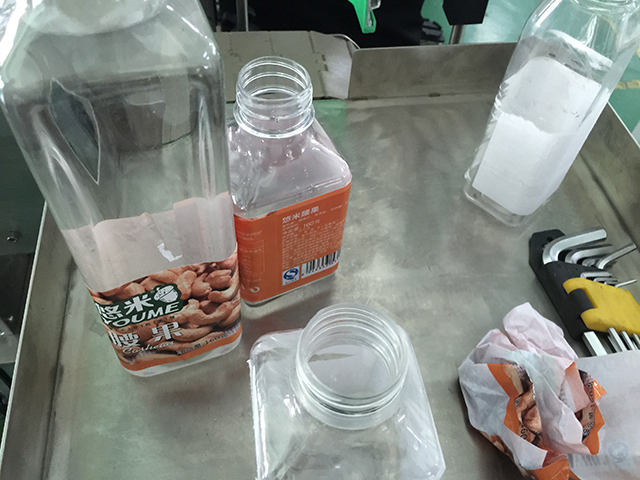 Stroj na etiketovanie FLAT BOttles kotúče etikiet (2).jpg