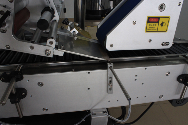 etiketovací stroj.JPG