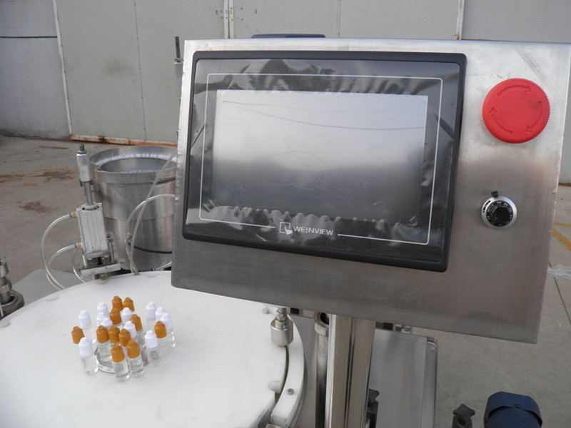 filling plugging capping labeling production line E liquid PLC plniaci uzáver fliaš labeling.jpg